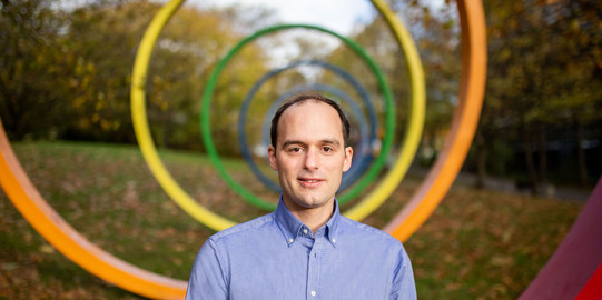 Emmanuel Stamou Portrait eines Mannes vor den Spektralringen