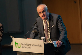 Rektor Prof. Manfred Bayer spricht am Redepult bei der Akademischen Jahresfeier der TU Dortmund 