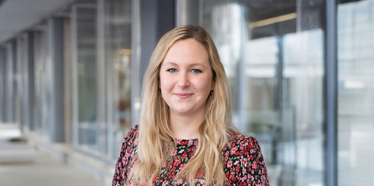 Portrait photo of Prof. Amelie Heuer-Jungemann: The photo shows Prof. Heuer-Jungemann in a flowered top and with long blonde hair.