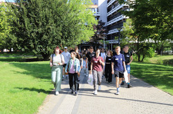 Teilnehmende erkunden als Gruppe den Campus und nehmen an einem Campusrundgang teil.