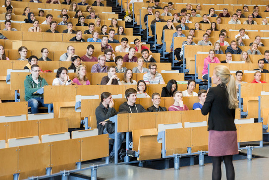 Vorlesung im Hörsaal des Audimax' Vorlesung mit Professorin im Hörsaal des Audimax'