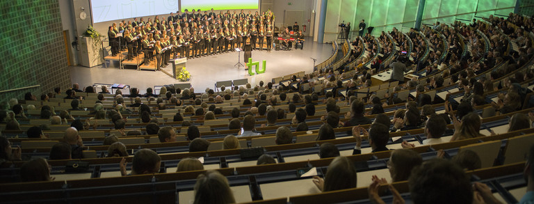 Panoramaaufnahme des vollbesetzten Audimax