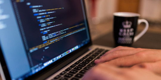 Laptop auf dem Programmiercode eingetippt wird