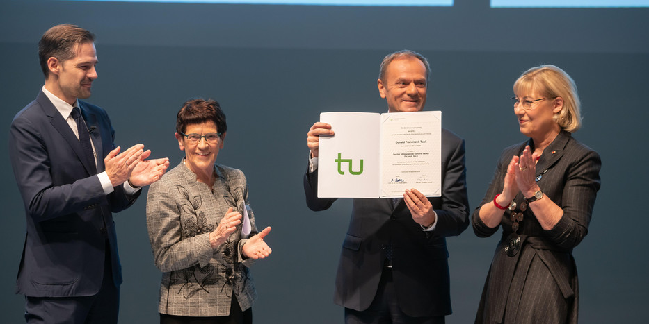 Donald Tusk wird die Ehrendoktorwürde der TU Dortmund überreicht.