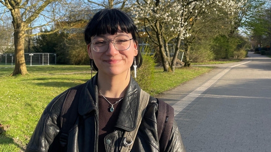 Portrait von der Studentin Anna Privalov unter freiem Himmel auf dem Campus der TU Dortmund