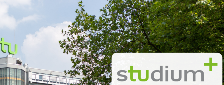 Foto des Mathetowers mit TU-Logo auf dem Dach und studium⁺-Logo unten rechts in der Ecke