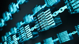 Ein computergeneriertes Bild, das vor schwarzem Hintergrund durch bläuliche Lichtketten verbundene, durchsichtige Glaswürfel zeigt, in denen binärer Code in blauer Leuchtschrift steht. Im Hintergrund sind weitere solcher Würfelketten zu sehen.