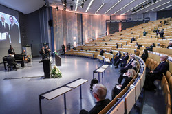 View into the Audimax, musicians play in front