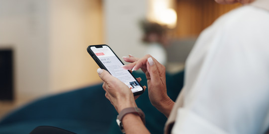 Foto: Ein Smartphone, das von einer Person gehalten wird.