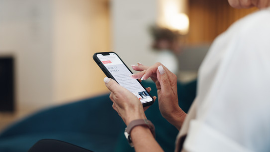 Foto: Ein Smartphone, das von einer Person gehalten wird.