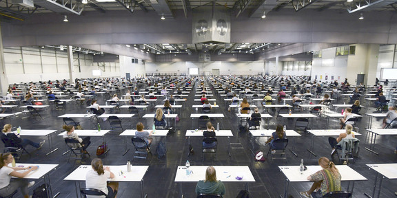 Klausur in den Westfalenhallen Studierende sitzen mit Abstand an Tischen in der Westfalenhalle, um eine Klausur zu schreiben.
