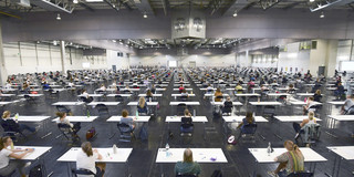 Klausur in den Westfalenhallen Studierende sitzen mit Abstand an Tischen in der Westfalenhalle, um eine Klausur zu schreiben.