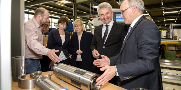 Prof. Andreas Pinkwart with Prof. Dirk Biermann (Faculty of Mechanical Engineering), Prof. Ursula Gather, Rector of TU Dortmund University, and Prof. Gabriele Sadowski, Prorector for Research at TU Dortmund University, at the Institute for Machining Technology (ISF) at TU Dortmund University. 