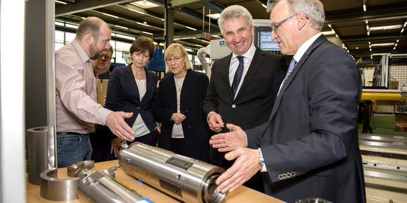 Minister Pinkwart Prof. Andreas Pinkwart mit Prof. Dirk Biermann (Fakultät Maschinenbau), Prof. Ursula Gather, Rektorin der TU Dortmund, und Prof. Gabriele Sadowski, Prorektorin Forschung der TU Dortmund, im Institut für Spanende Fertigung (ISF) der TU Dortmund