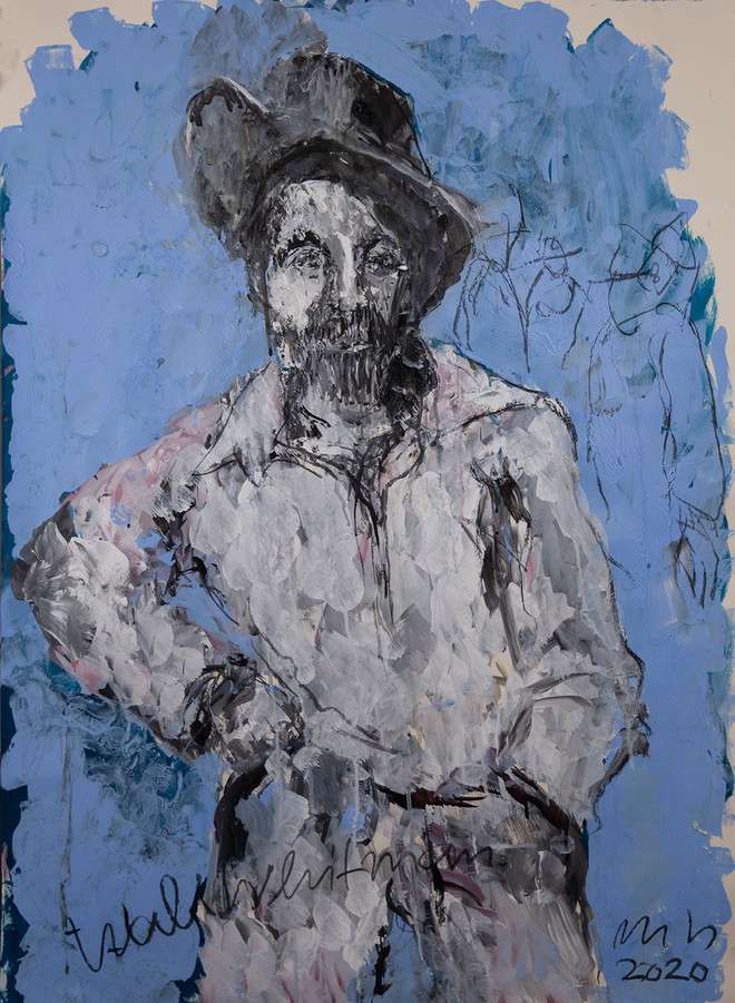 Ein Gemälde mit blauem Hintergrund, ansonsten in Grautönen, ein Dreiviertelportrait eines Mannes mit Hemd und Hut, die rechte Hand an die Hüfte gestämmt