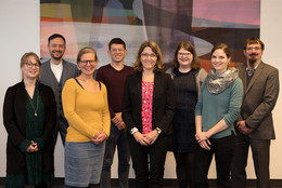 Oktober Ein Foto von sieben der zehn geförderten Wissenschaftler*innen und Frau Dr. Peters