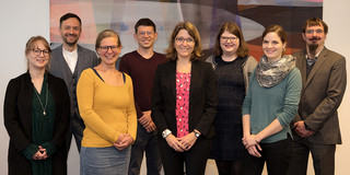 Ein Foto von sieben der zehn geförderten Wissenschaftler*innen und Frau Dr. Peters