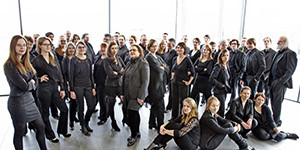 Gruppenbild der in schwarz gekleideten Chormitglieder