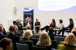 Six people at a panel discussion on the UA Ruhr.