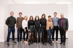Eine Gruppe von Menschen in einem Ausstellungsraum