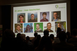 Erfolgreiche Teilnehmer der SchülerUni Ein Bild von verschiedenen ehemaligen Teilnehmern der SchülerUni.