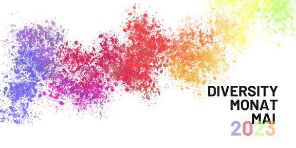Logo des Diversity Monats Mai. Neben dem Schriftzug ist eine Wolke bunter Farbkleckse