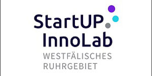 Das Logo des StartUP.InnoLabs zeigt den Schriftzug mit drei bunten Punkten.