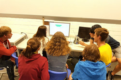 Teilnehmer im DLR SchoolLab beim Experimentieren 