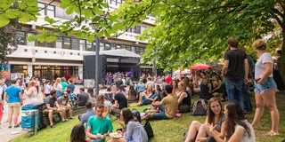 Sommerfest Studierende sitzen auf einer Wiese