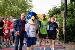 TU-Rektor Prof. Manfred Bayer mit dem FISU-Maskottchen Wanda, Christoph Edeler und Sina Dieckmann 