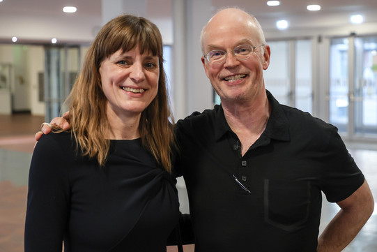 Prof. Katja Ickstadt und Prof. Stefan Turek Ein Mann und eine Frau posieren gemeinsam für ein Foto.