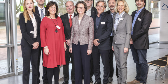 Bau-World-Café Eröffnung Gruppenbild mit NRW-Bauministerin Ina Scharrenbach