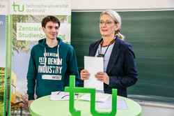 Eröffnung SchülerUni Eröffnung SchülerUni Zeugnisübergabe