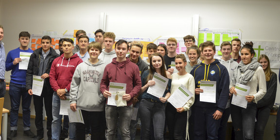 Junge Forscher Gruppenfoto der Schülerinnen und Schüler, die ihre Zertifikate in den Händen halten