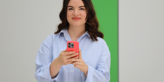 Studentin mit Mobiltelefon