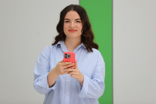 Studentin mit Mobiltelefon