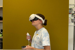 Veranstaltung "Enter the Future – VR erleben & gestalten" Eine Teilnehmerin trägt eine VR-Brille.