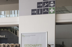 Hinweisschild mit Richtungsangabe Ein Schild, auf dem angegeben ist, in welche Richtung man den Prüfungsraum verlassen soll, nachdem die Klausur geschrieben wurde.