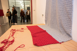 Foto: Überdimensionierte Häkelarbeit als Ausstellungsstück