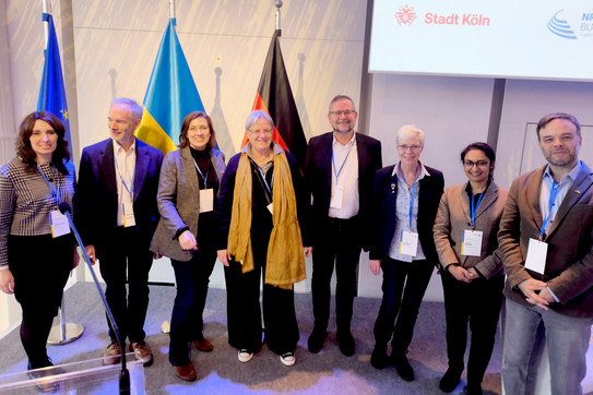 Gruppenfoto von Teilnehmern der Ukraine-Konferenz vor EU-, Ukraine- und Deutschland-Flaggen.