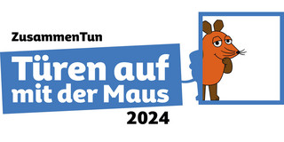 Das Logo zeigt auf der rechten Seite die orangene Figur aus "Sendung mit der Maus", die durch einen blauen Rahmen guckt. Links neben ihr ist ein schräges blaues Rechteck angeordnet, indem in weißer Schrift "Türen auf mit der Maus" steht. Über diesem Rechteck steht in schwarzer Schrift "ZusammenTun" und unterhalb des Rechtecks die Jahreszahl 2024.
