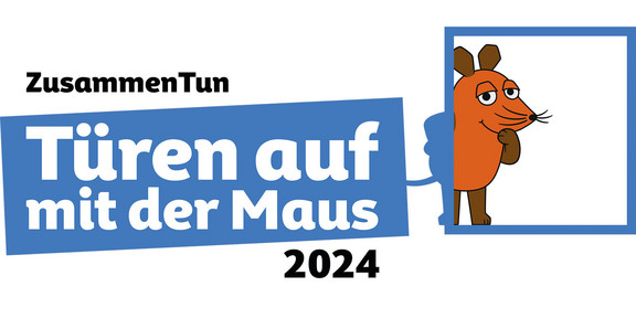 Das Logo zeigt auf der rechten Seite die orangene Figur aus "Sendung mit der Maus", die durch einen blauen Rahmen guckt. Links neben ihr ist ein schräges blaues Rechteck angeordnet, indem in weißer Schrift "Türen auf mit der Maus" steht. Über diesem Rechteck steht in schwarzer Schrift "ZusammenTun" und unterhalb des Rechtecks die Jahreszahl 2024.