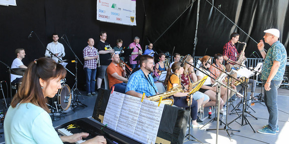 Big Band Live Mehrere Musiker spielen Instrumente auf der Bühne