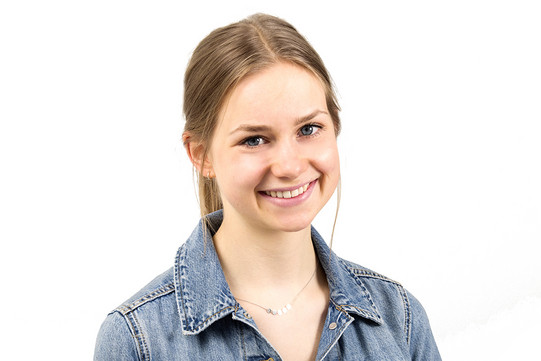Porträt einer Stipendiatin und sie trägt eine Jeansjacke.
