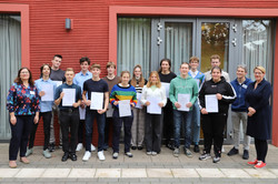 80_SchuelerUni_7892 Gruppenbild der Teilnehmer/Innen der SchülerUni vom Sommersemester 2024 sowie Projektleitung Frau Dr. Irene Szymanski und Prorektorin Studium Frau Prof. Dr. Wiebke Möhring