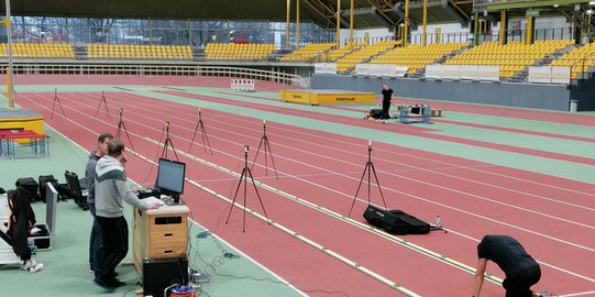 Diagnostik in einer Sporthalle mit einer Laufbahn