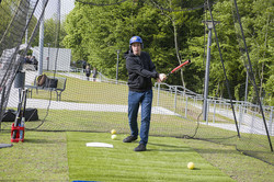 Ein Mann steht in einer Baseball-Anlage.