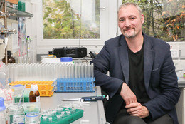 September Porträt von Dr. Andreas Brunschweiger im Labor.