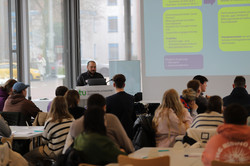 Schüler*innen sitzen in einem Workshop