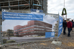 Inscription on the construction site fence: Topping-out ceremony on September 15, 2022, new research building CALEDO for TU Dortmund University.